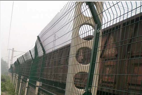 铁路护栏网、围栏网、隔离栅、防护栅栏、浸塑护栏网、荷兰网