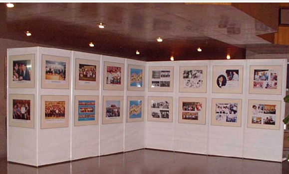 折叠屏风、展览展示屏风，校园展画屏风。可移动屏风