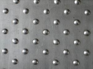 供应金属冲孔防滑板 菱形孔冲孔防滑板 鳄鱼嘴防滑板