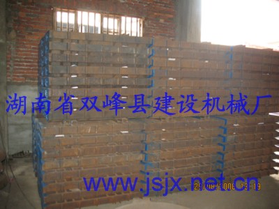 颚式破碎机配件有：端盖、主轴、动颚、机壳等