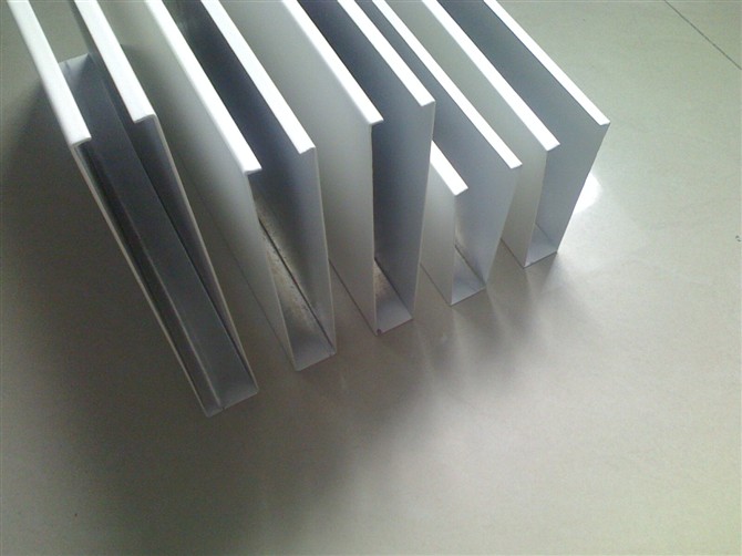铝勾搭板铝天花八角格栅外墙铝单板冲孔板聚酯铝扣板