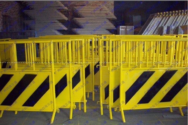 厂家直销铁马、铁护栏、塑料护栏、隔离护栏，全国最低价