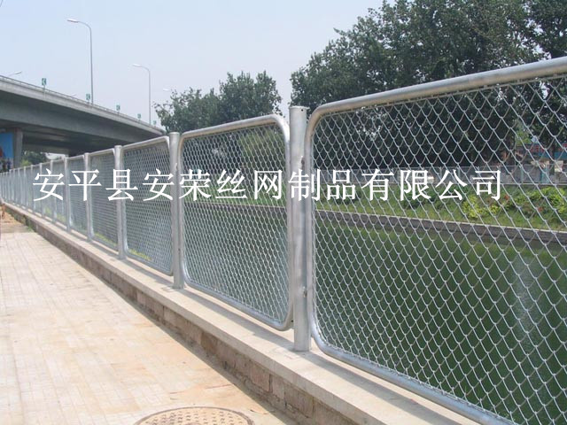 安荣丝网制品供应勾花护栏网，隔离栅