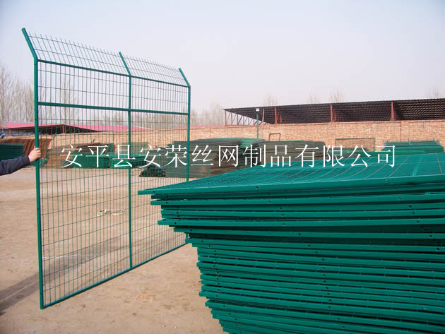 安荣丝网制品供应浸塑护栏网，隔离栅，公路护栏