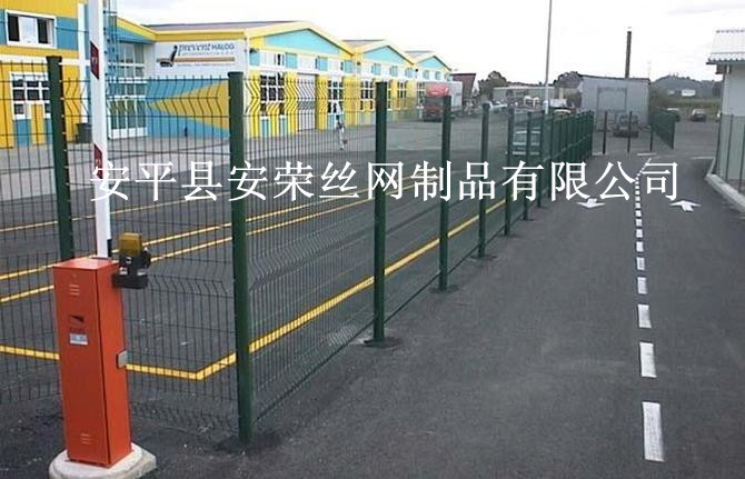 供应公路护栏网，隔离栅,防护网15233009142安荣丝网