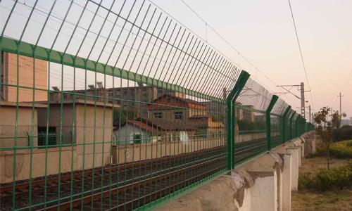 铁路防护栅栏，铁路护栏网，防护栅栏