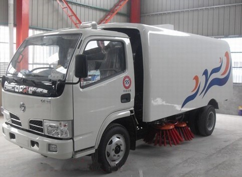 东风平头小金霸扫路车
