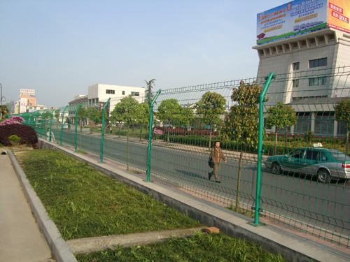 【厂家销售】河南公路护栏网