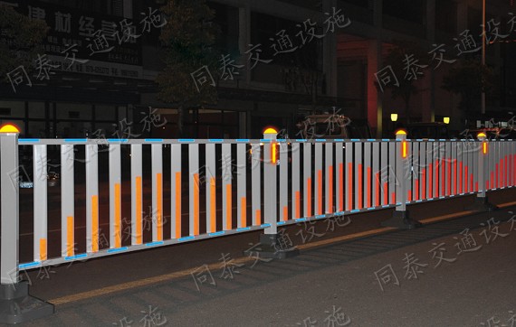 抗紫外线道路隔离栅栏 整体热镀锌钢制道路护栏