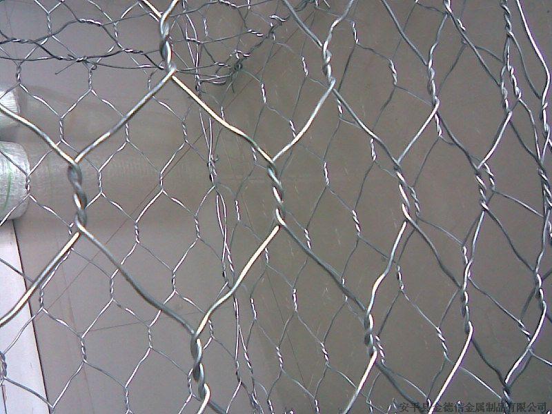 山区散养鸡用网铁丝隔离防逃网-首选德阳铁丝网