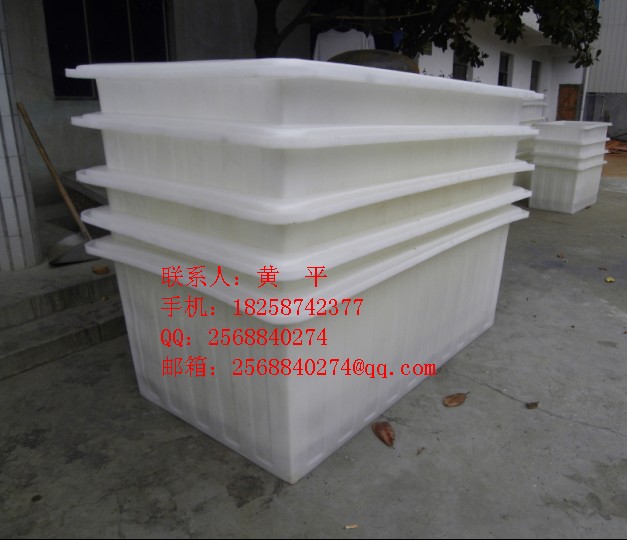 公司产品可按客户要求定制,塑料水箱称之为PE储罐,塑料储罐,塑料水塔,塑料水箱,塑料桶,塑料罐,酸碱储罐,装双氧水水箱,装酒精装甲醇储罐,统称滚塑容器。1吨塑料方桶应用于高层建筑二次供水、蓄水、水处理净化设备配套、工业用冷却水、化工制剂、化工原料、各种油品、饮品、酒类的储存、运输、城市、农业、农村屋顶蓄水、宾馆、酒店理想的储配水容器,具有安全便捷、无需维修等优点,成为国际公认的理想型塑胶容器。1吨塑料方桶,公司其它产品水塔,塑料水箱,加药箱,溶盐箱,PE食品圆桶,PE方桶,周转箱,交通设施等均受到广大消费