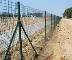 公路护栏网最低价，公路护栏网生产厂家河北中兴护栏网厂