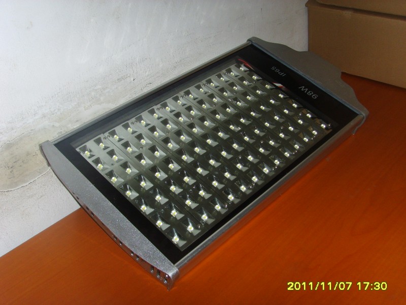 上海传金LED市电路灯98W厂家