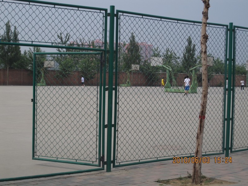 供应学校操场围栏网、运动场地隔离网生产厂家
