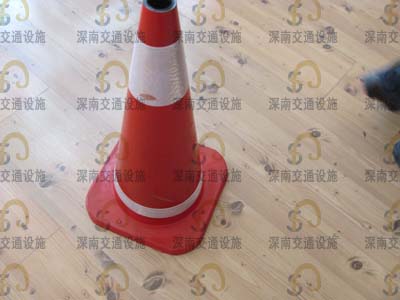 供应上海深南70cm橡胶喷漆路锥