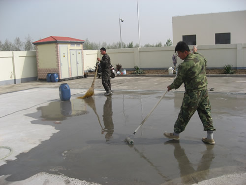 水泥地面起砂怎么办，地面起砂用什么材料 水泥地面起砂处理方法