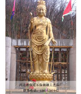 慈祥精美的佛像是人们眼中的焦点