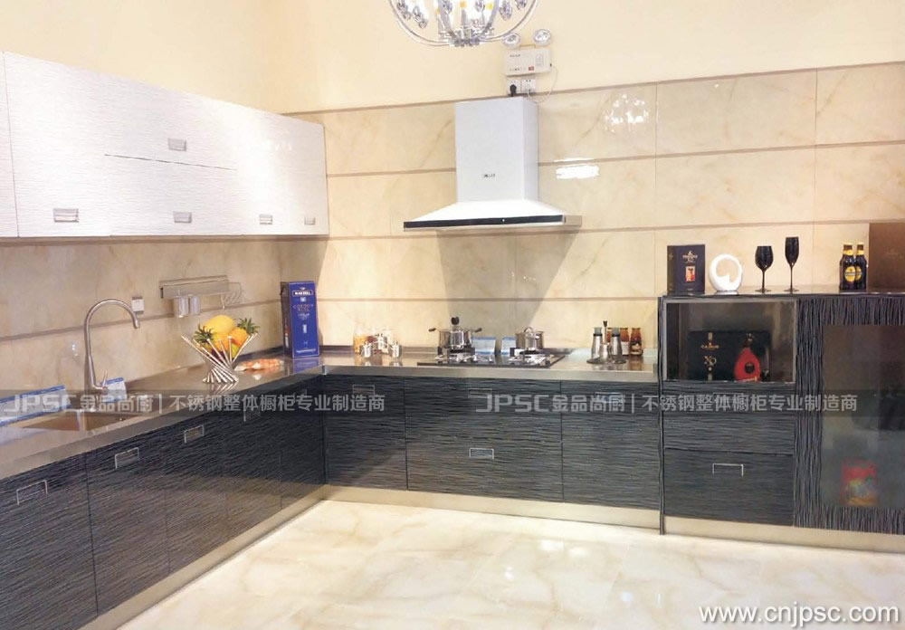金品尚厨是佛山市金际厨卫有限公司旗下生产不锈钢整体橱柜的品牌,是一家专业生产家用不锈钢橱柜、不锈钢整体厨柜、不锈钢橱柜台面、不锈钢浴室柜的厂家,公司成立于2009年6月,是国内最早的不锈钢橱柜专业制造商之一,公司总部位于佛山市禅城区,在佛山和昆明设立两大生产基地,引进德国和意大利先进的不锈钢整体橱柜生产设备,拥有五项不锈钢整体橱柜发明专利,是一家集研发、设计、销售、服务于一体现代化高新技术企业。 公司始终坚持以精益求精、不断创新为宗旨,大量引进高素质的技术和管理人才,不断提升产品的科技含量与人文理念,在