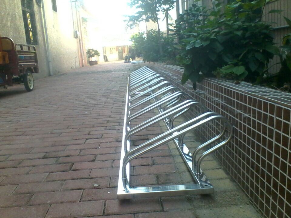 东莞新恒安不锈钢平行式自行车停放架