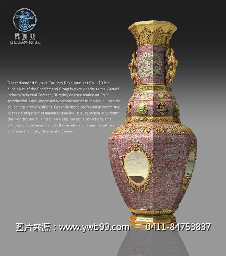 欧式主题酒店客房装饰摆件-八方五福如意瓶 图片说明采用明清宫廷贡品原作为原型。在花纹、色调和工艺上进行再创作,采用创新螺钿工艺,并将各类精雕宝玉石巧妙相结合,更显此作完美无比。其造型为立腰八面体,面饰采用珍稀金贝与鲍鱼贝共80余斤,选取绿松石、红珊瑚50余颗精心打磨镶嵌而成;瓶口以宝华相饰、双龙为耳、广口修颈广吸煞气,瓶腹厚重并镶嵌四面银镜寓意八面神器吉祥照。